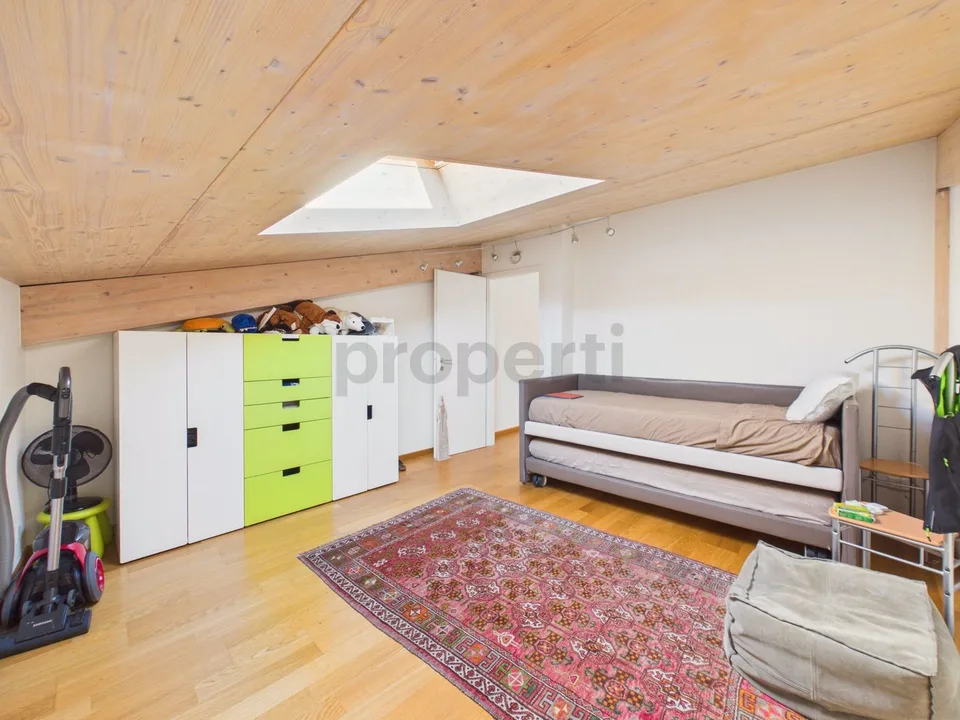 Maison de ville rénovée avec attique et deux appartements à Contone