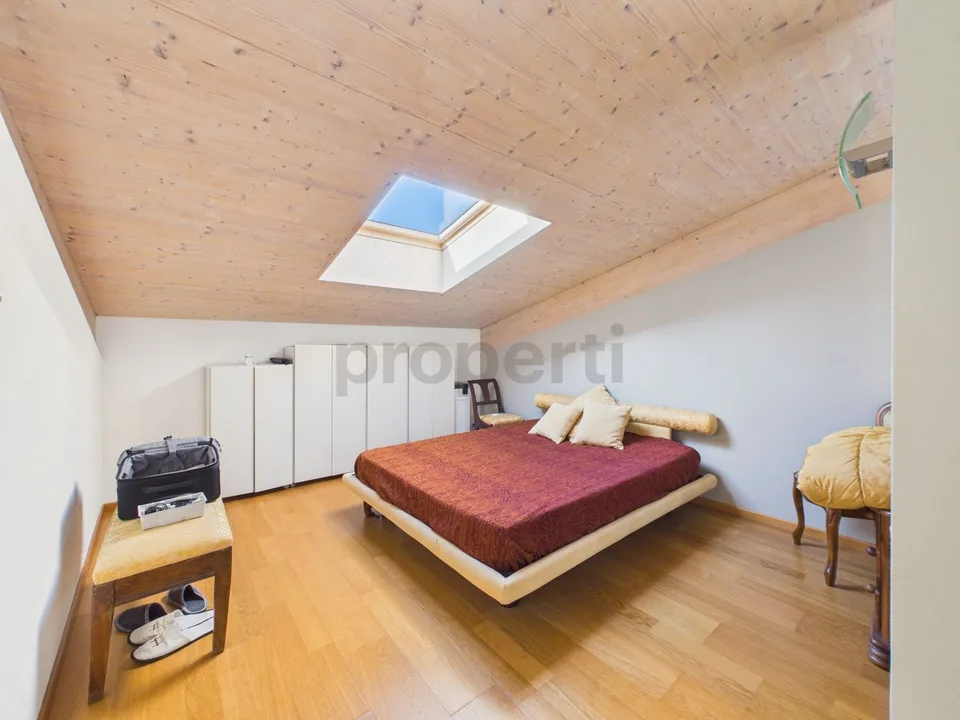 Maison de ville rénovée avec attique et deux appartements à Contone