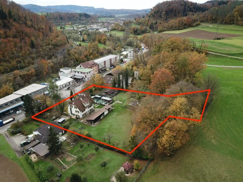 Terrain attractif avec un potentiel d'utilisation polyvalent et propriété existante dans un cadre idyllique