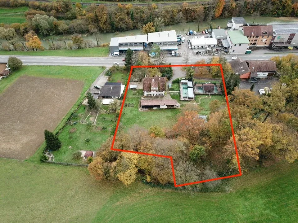 Terrain attractif avec un potentiel d'utilisation polyvalent et propriété existante dans un cadre idyllique