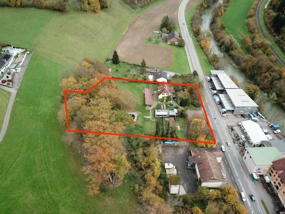 Terrain attractif avec un potentiel d'utilisation polyvalent et propriété existante dans un cadre idyllique