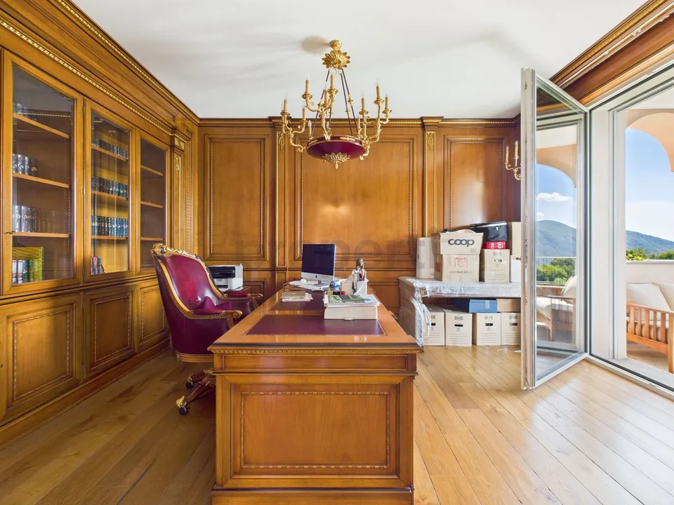 Proprietà di lusso con vista sul lago e servizi esclusivi in resort 5 stelle