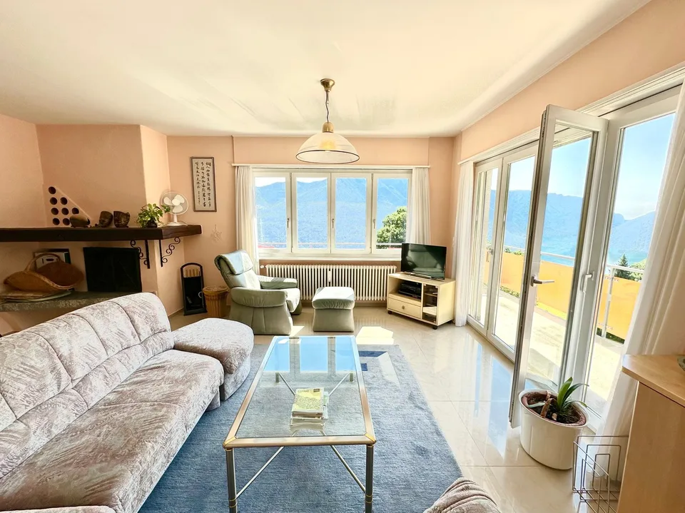 Elegante Attico di 3,5 Locali con Vista sul Lago di Lugano