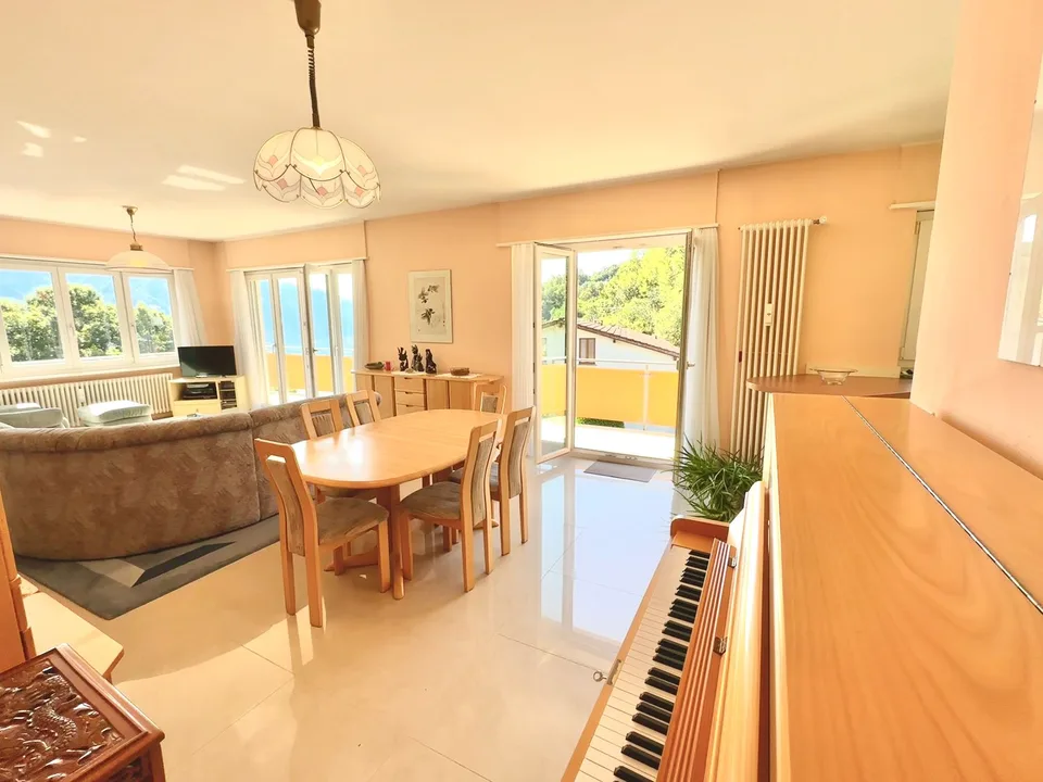 Elegante Attico di 3,5 Locali con Vista sul Lago di Lugano
