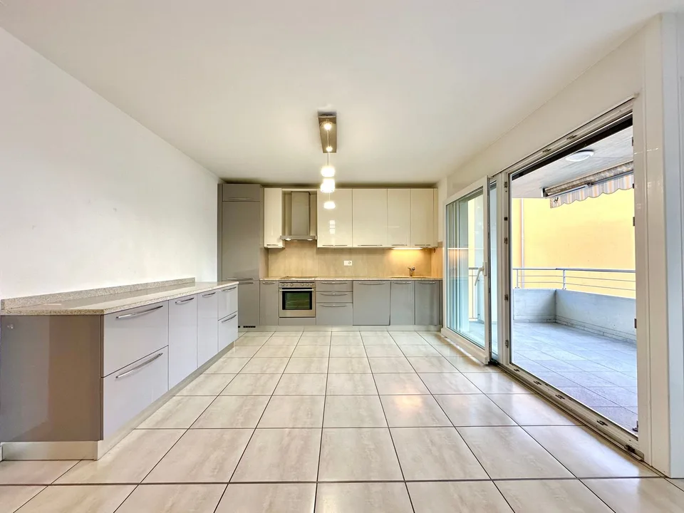 Elegant 4.5-room apartment with modern amenities in Castel San Pietro