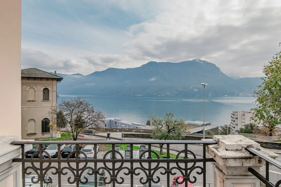 "Villa di Lusso a Lugano: Design Moderno e Vista Lago Mozzafiato" / "Luxuriöse Villa in Lugano: Modernes Design und Atemberaubender Seeblick"