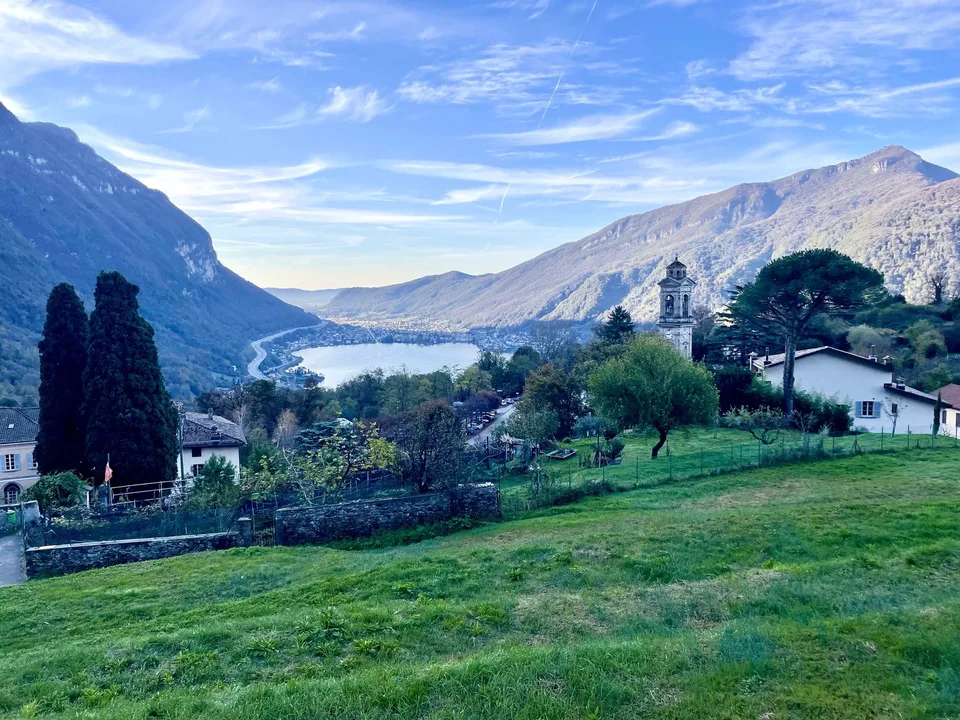 Terreno edificabile con vista lago in vendita