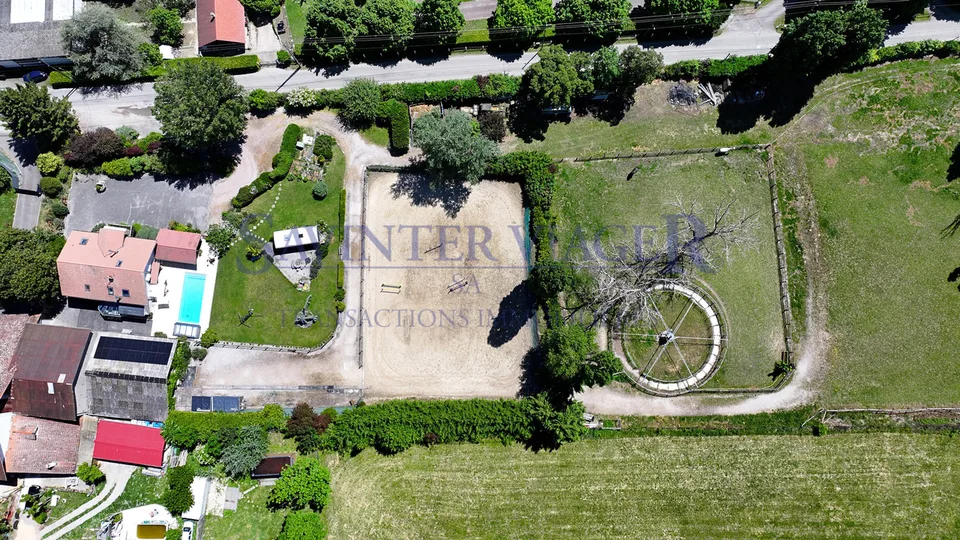 Demeure atypique avec installations équestres - Terrain de 16 832 m².