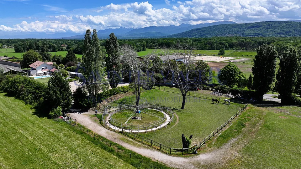 Demeure atypique avec installations équestres - Terrain de 16 832 m².