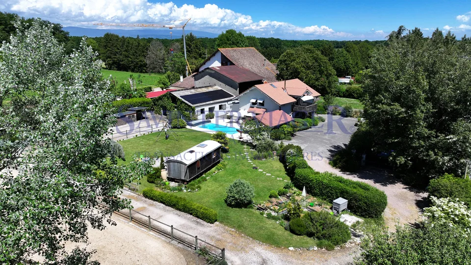 Demeure atypique avec installations équestres - Terrain de 16 832 m².