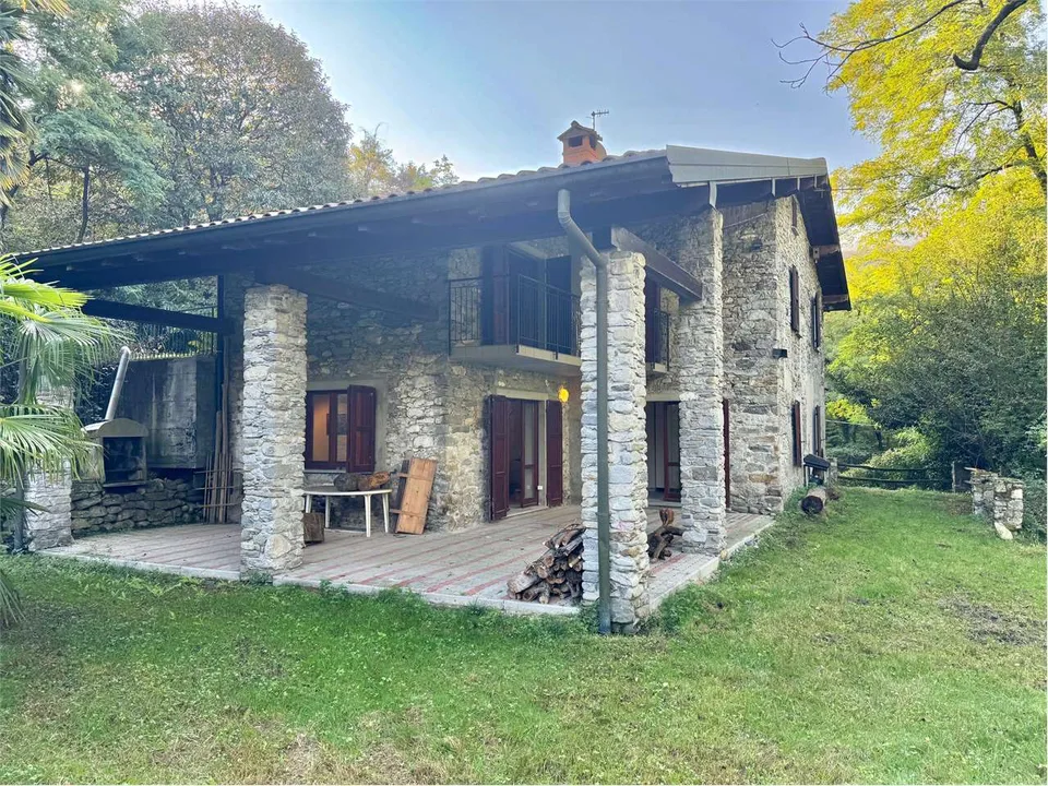 Grande e curata casa di campagna in posizione tranquilla e soleggiata,
