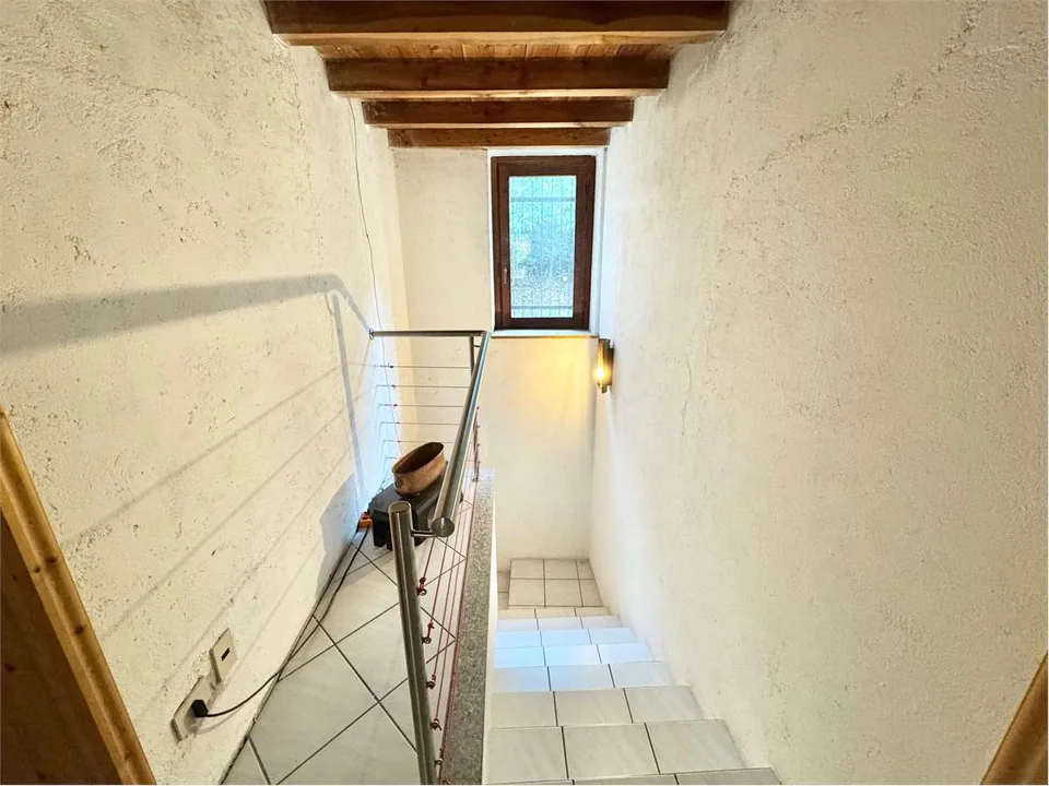 Grande e curata casa di campagna in posizione tranquilla e soleggiata, – foto 9 di 13