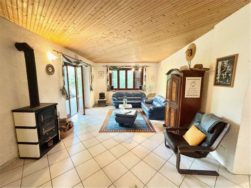 Grande e curata casa di campagna in posizione tranquilla e soleggiata,