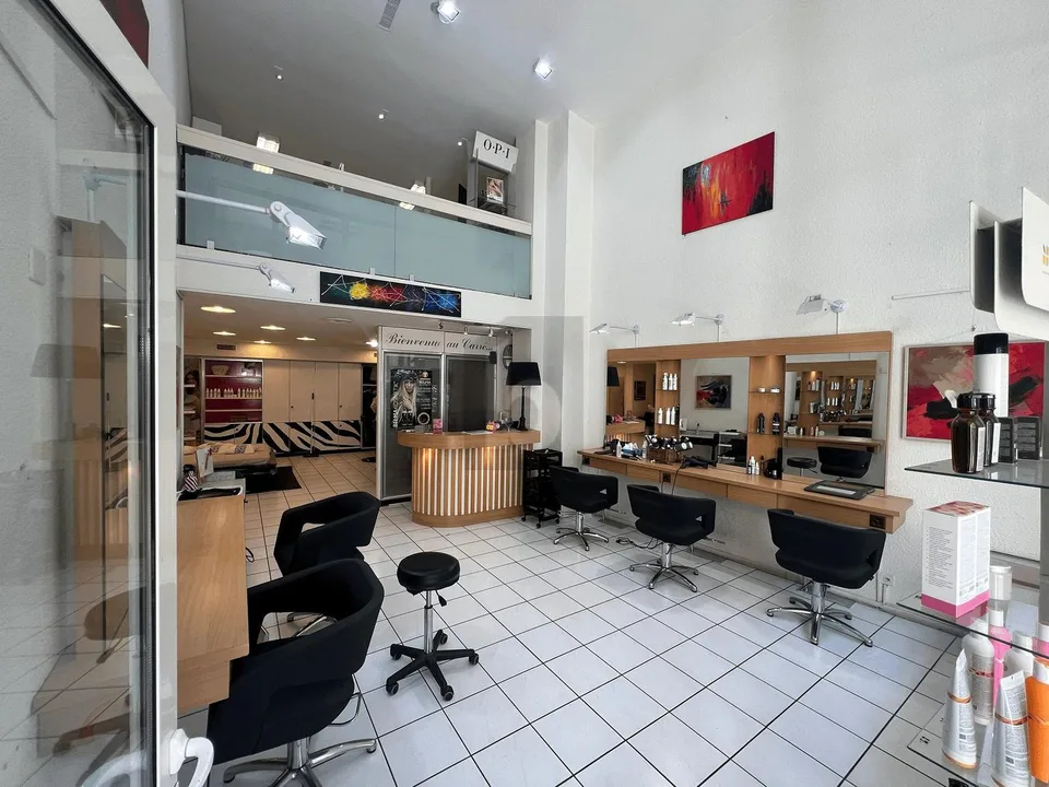 SALON DE COIFFURE EN VIEILLE VILLE