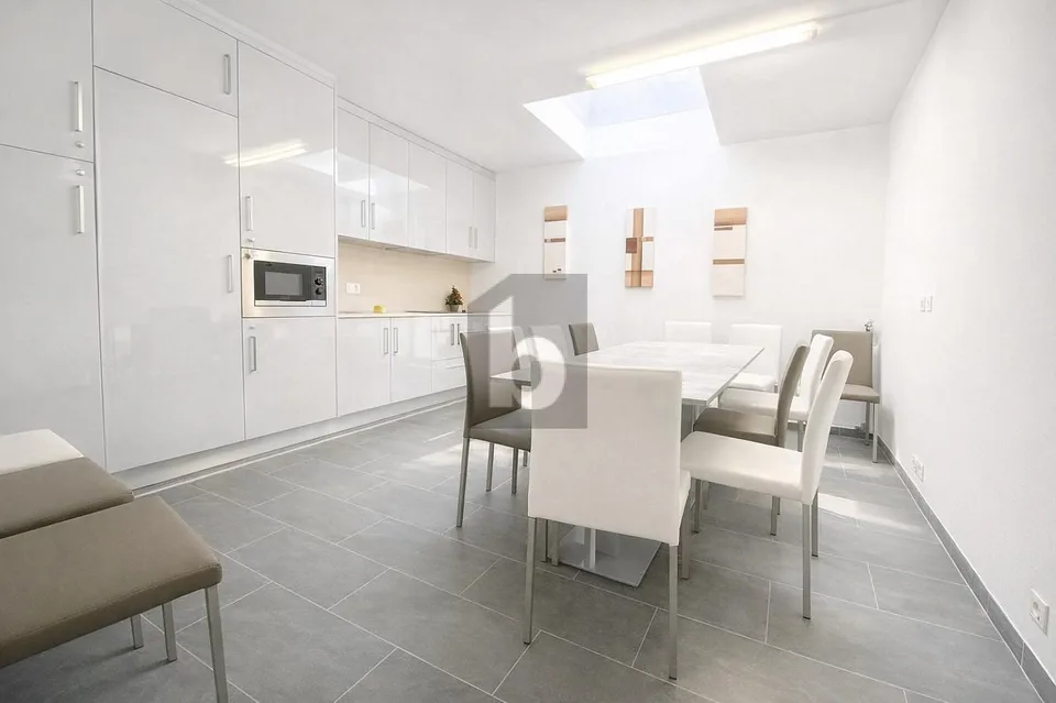 Piano di uffici al 4,39% di rendita lorda e 35 posti auto