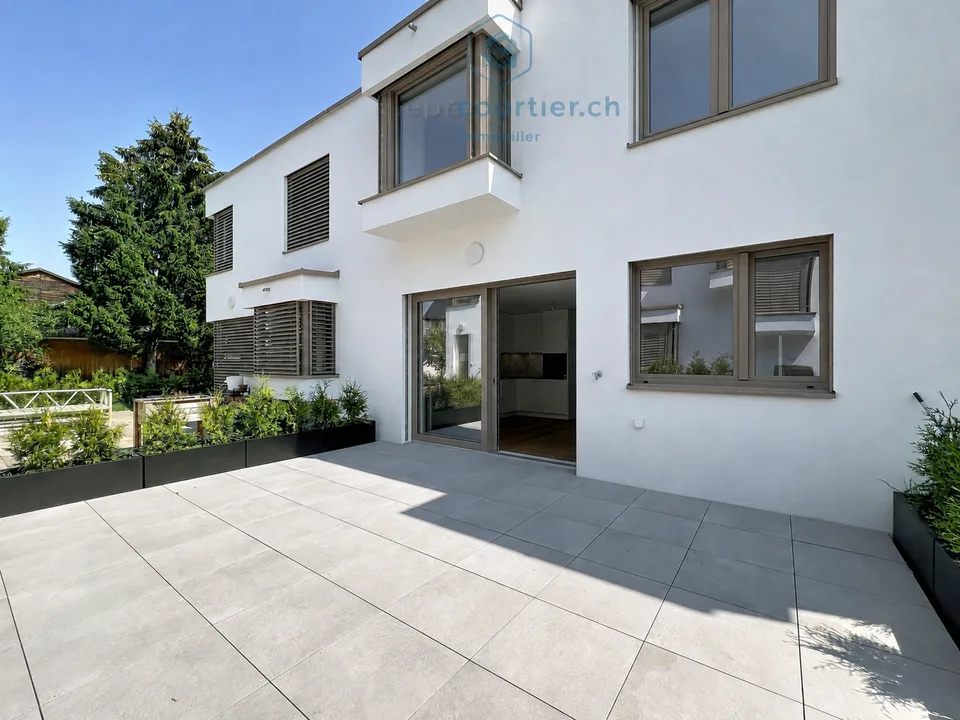 Moderne Neubau-Villa mit Dachfirst und Garten - sofort verfügbar