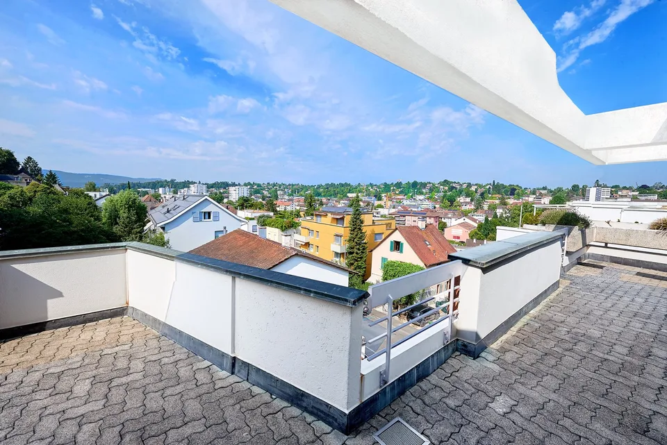 Appartamento mansardato di 2,5 locali ben curato con una vista meravigliosa su Binningen