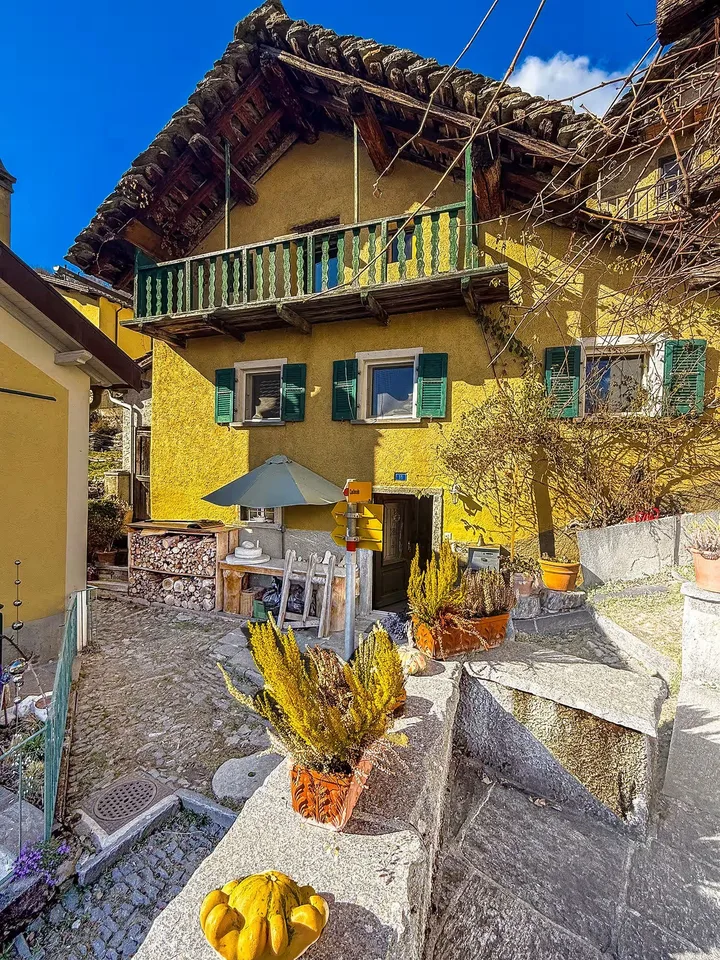 Incantevole casa unifamiliare a Santa Maria Calanca con vista panoramica – foto 1 di 29