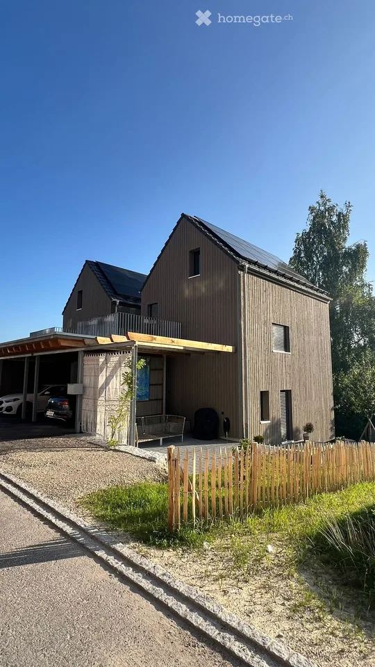Modernes Tiny-Haus mit schöner Aussicht