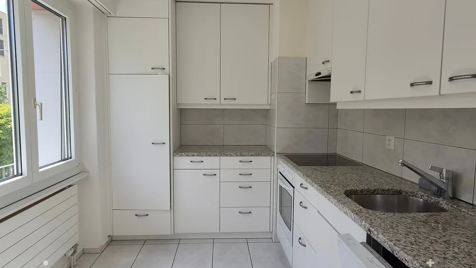 Grosszügige und helle 3-Zimmerwohnung mit Balkon im Gurzelenquartier