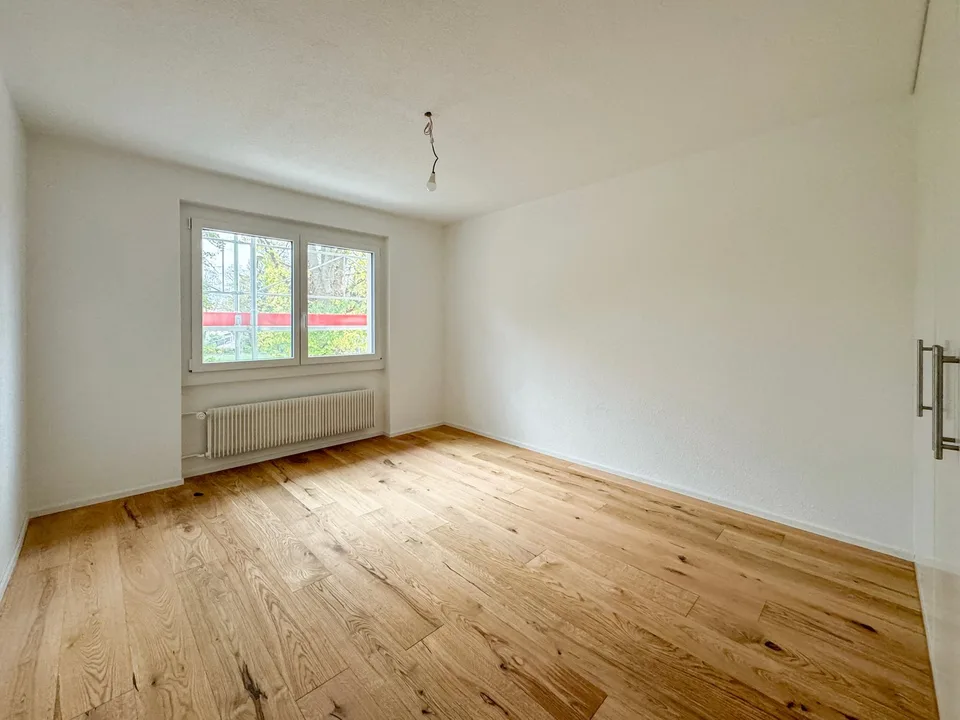 Zweitbezug nach umfassender Sanierung - Moderne 3.5-Zimmerwohnung mit zwei Balkonen –