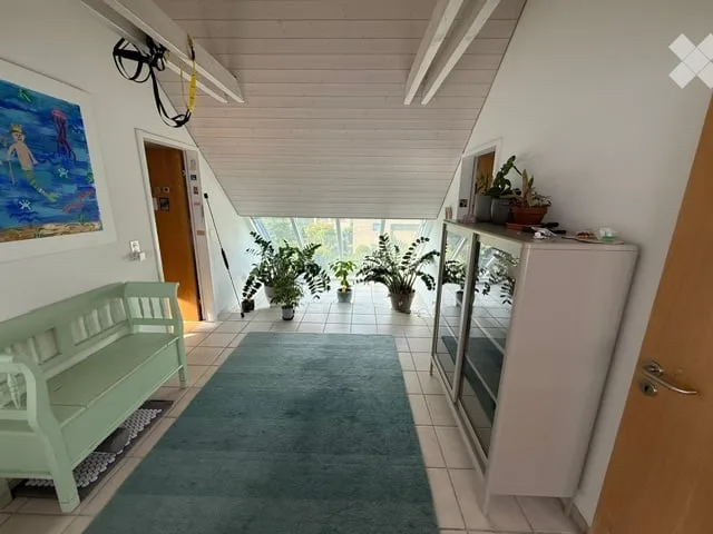 Geräumiges freistehendes Haus mit 6,5 Zimmern, Garten, Pool, Parkplatz und Keller (inkl. Hobbyraum)