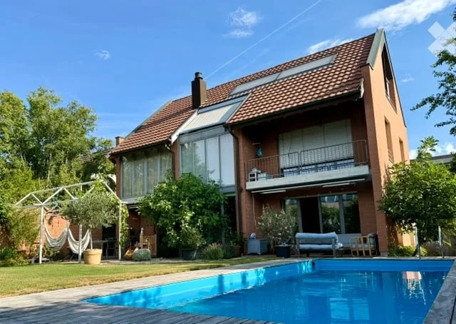 Geräumiges freistehendes Haus mit 6,5 Zimmern, Garten, Pool, Parkplatz und Keller (inkl. Hobbyraum)
