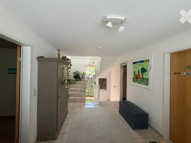 Geräumiges freistehendes Haus mit 6,5 Zimmern, Garten, Pool, Parkplatz und Keller (inkl. Hobbyraum)