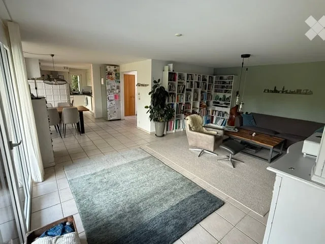 Geräumiges freistehendes Haus mit 6,5 Zimmern, Garten, Pool, Parkplatz und Keller (inkl. Hobbyraum)