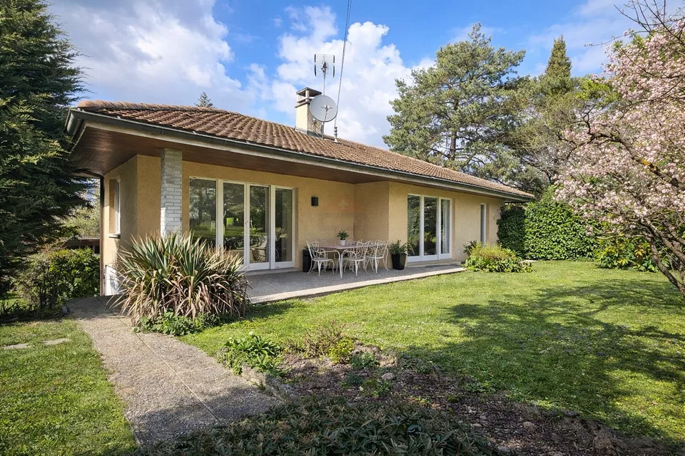 Élégante villa individuelle aux volumes généreux sur parcelle arborée de 1'088 m²