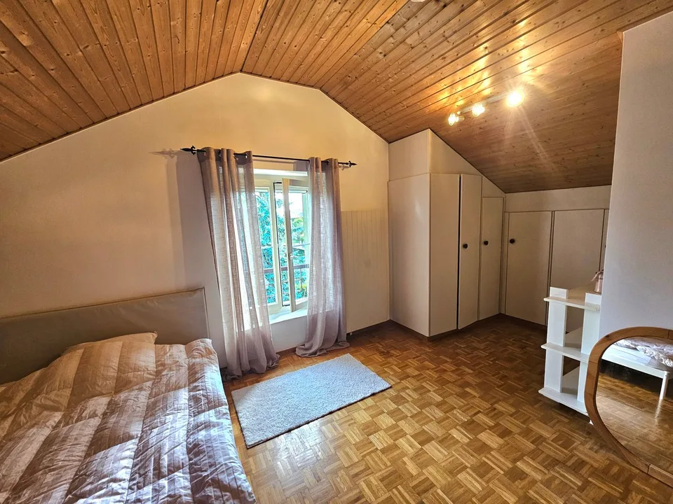 Zimmer mit möblierter Einrichtung und eigenem Badezimmer im Haushalt