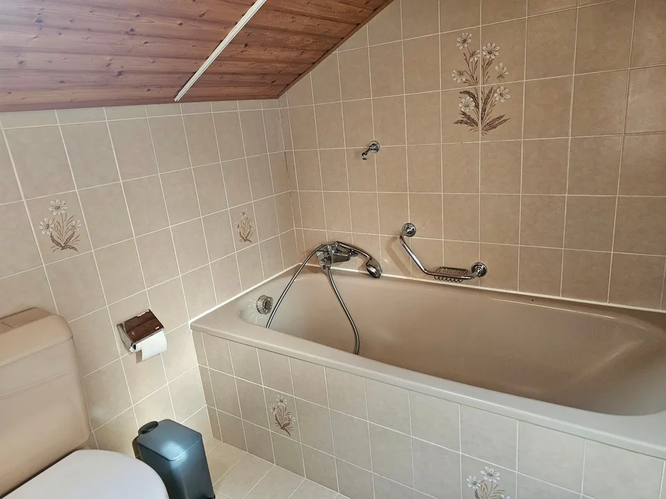 Zimmer mit möblierter Einrichtung und eigenem Badezimmer im Haushalt
