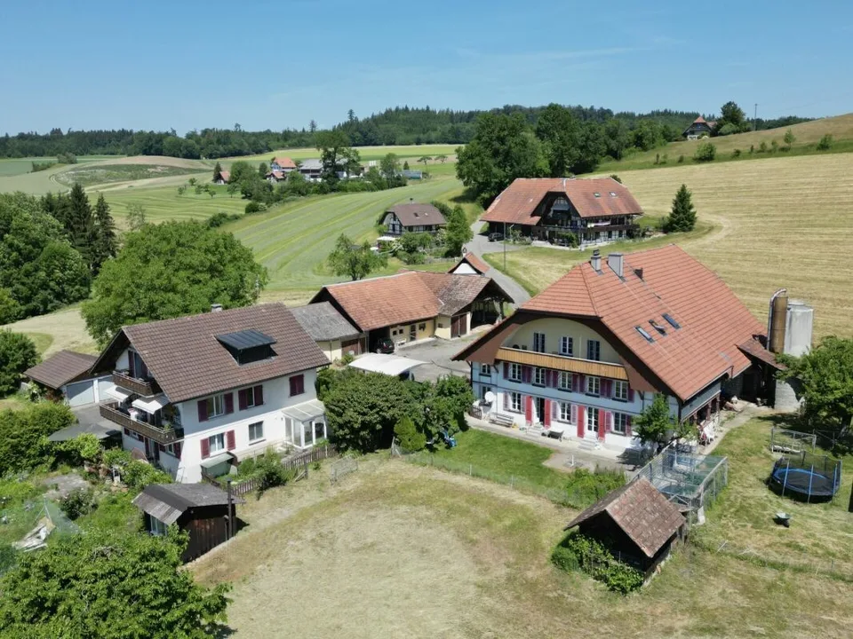 Ensemble d'exploitation agricole unique dans un cadre idyllique avec beaucoup d'espace pour vos visions