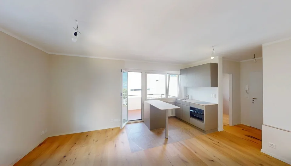 Studio attico top-moderno con vista lago e parcheggio