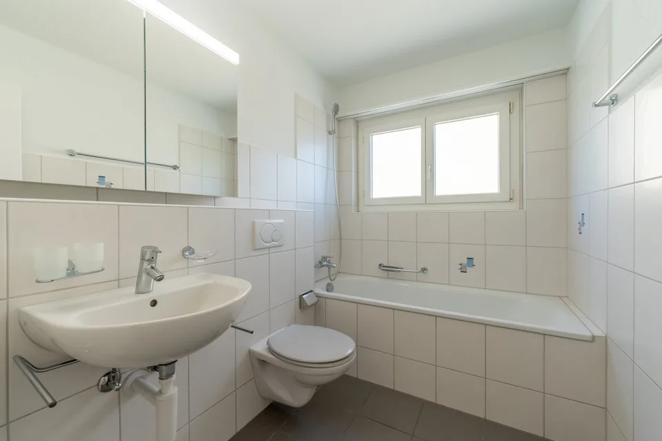 Helle 4.5-Zimmer-Wohnung mit Balkon in ruhiger LAge