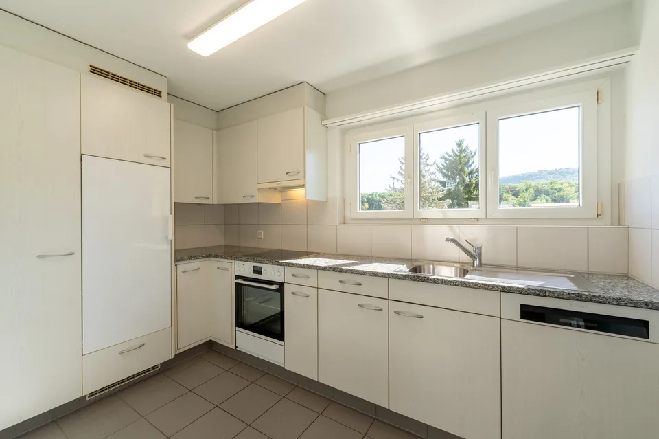 Helle 4.5-Zimmer-Wohnung mit Balkon in ruhiger LAge