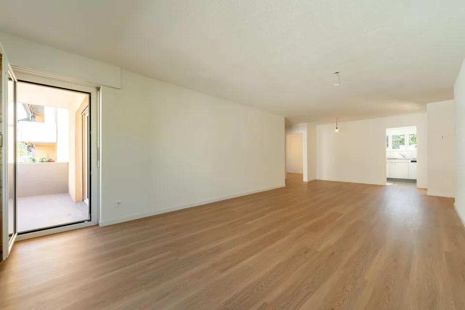Helle 4.5-Zimmer-Wohnung mit Balkon in ruhiger LAge