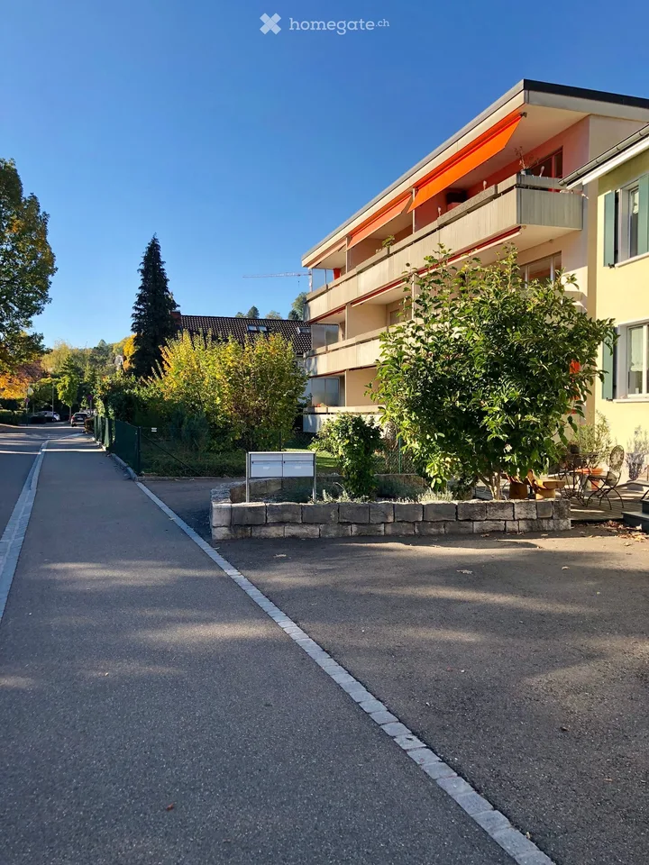 Im Dorfkern, ruhig mit grossem Südbalkon