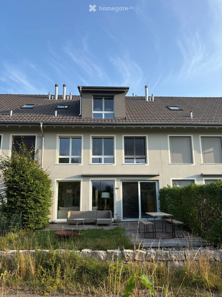 Geräumiges 6.5-Zimmer-Reihenhaus zu vermieten/Spacious 6.5-Room Row House for Rent