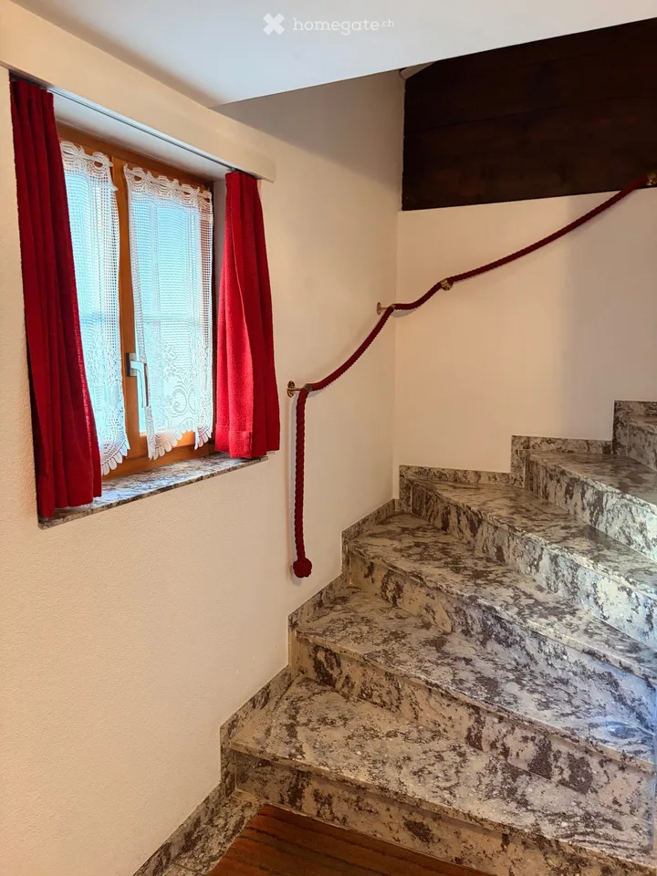 Charmante 3.5-Zimmer-Dachwohnung im Altbau an der Perlstrasse 6 in Schwanden GL