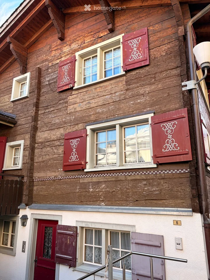 Charmante 3.5-Zimmer-Dachwohnung im Altbau an der Perlstrasse 6 in Schwanden GL