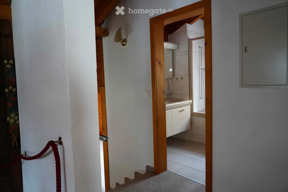 Charmante 3.5-Zimmer-Dachwohnung im Altbau an der Perlstrasse 6 in Schwanden GL