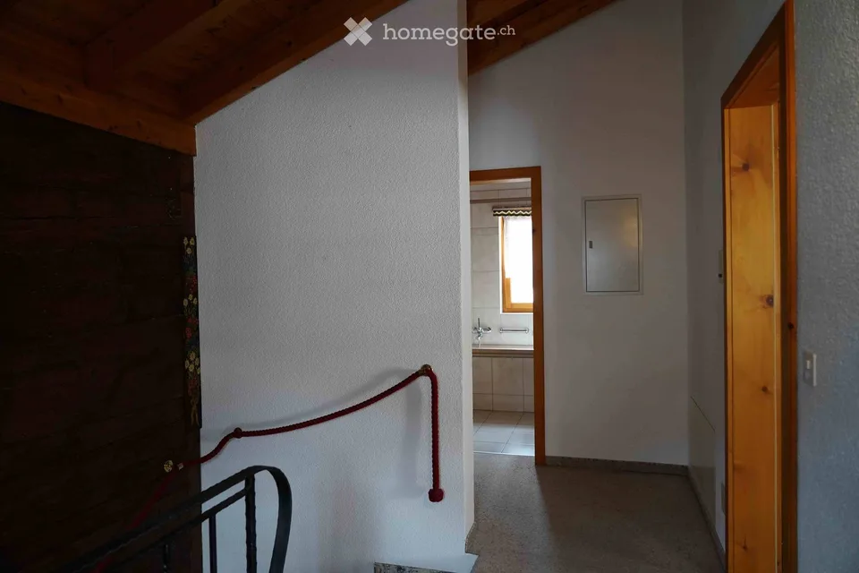Charmante 3.5-Zimmer-Dachwohnung im Altbau an der Perlstrasse 6 in Schwanden GL