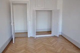 Appartement charmant, Rue des Epouses, 4ème étage,