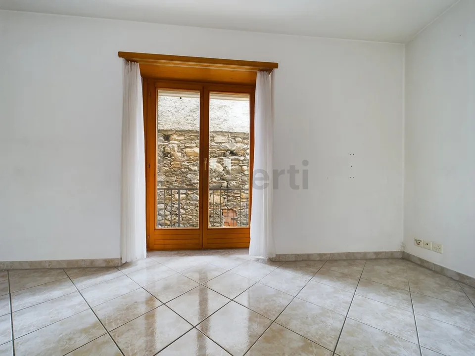Gebäude mit 4 Wohneinheiten im Zentrum von Losone/ Vendesi palazzina di 4 unità immobiliari nel nucleo di Losone.