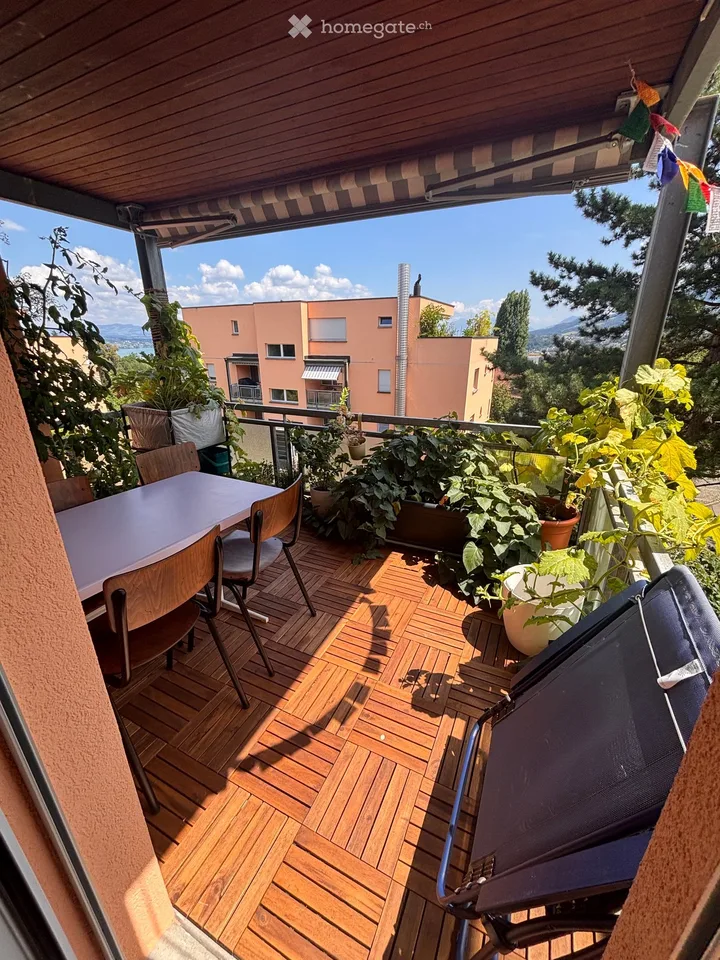 Befristet & Möbliert. Helle 3.5-Zimmer-Wohnung mit Balkon und schöner Aussicht in Richterswil