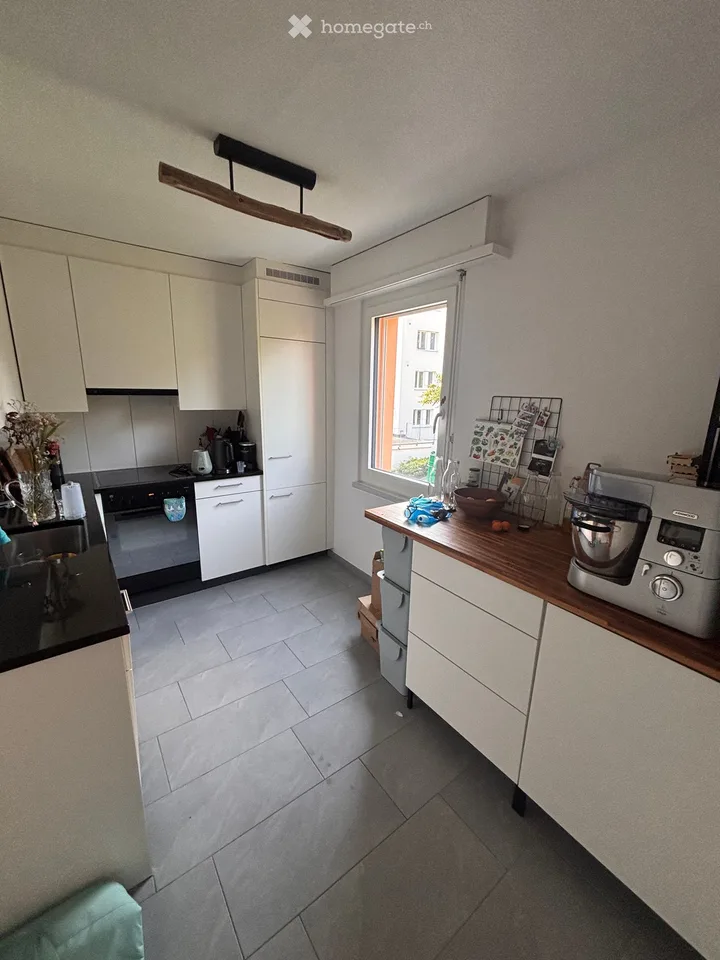 Befristet & Möbliert. Helle 3.5-Zimmer-Wohnung mit Balkon und schöner Aussicht in Richterswil