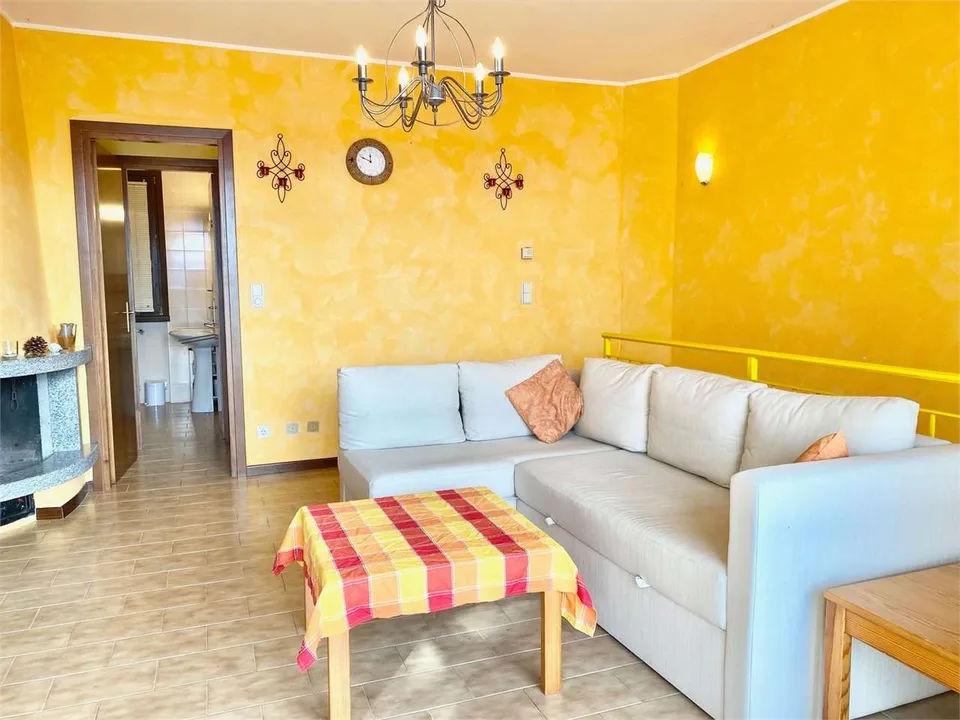Maison mitoyenne dans un endroit calme et très ensoleillé avec terrasse