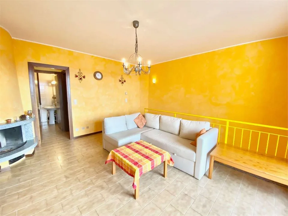 Maison mitoyenne dans un endroit calme et très ensoleillé avec terrasse