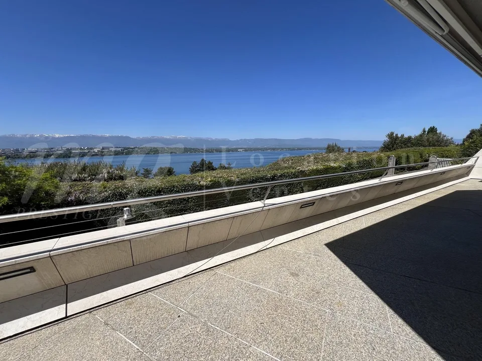 CASA MODERNA di 400 m2 abitabili - VISTA PANORAMICA 180 sul LAGO - PISCINA - ASCENSORE